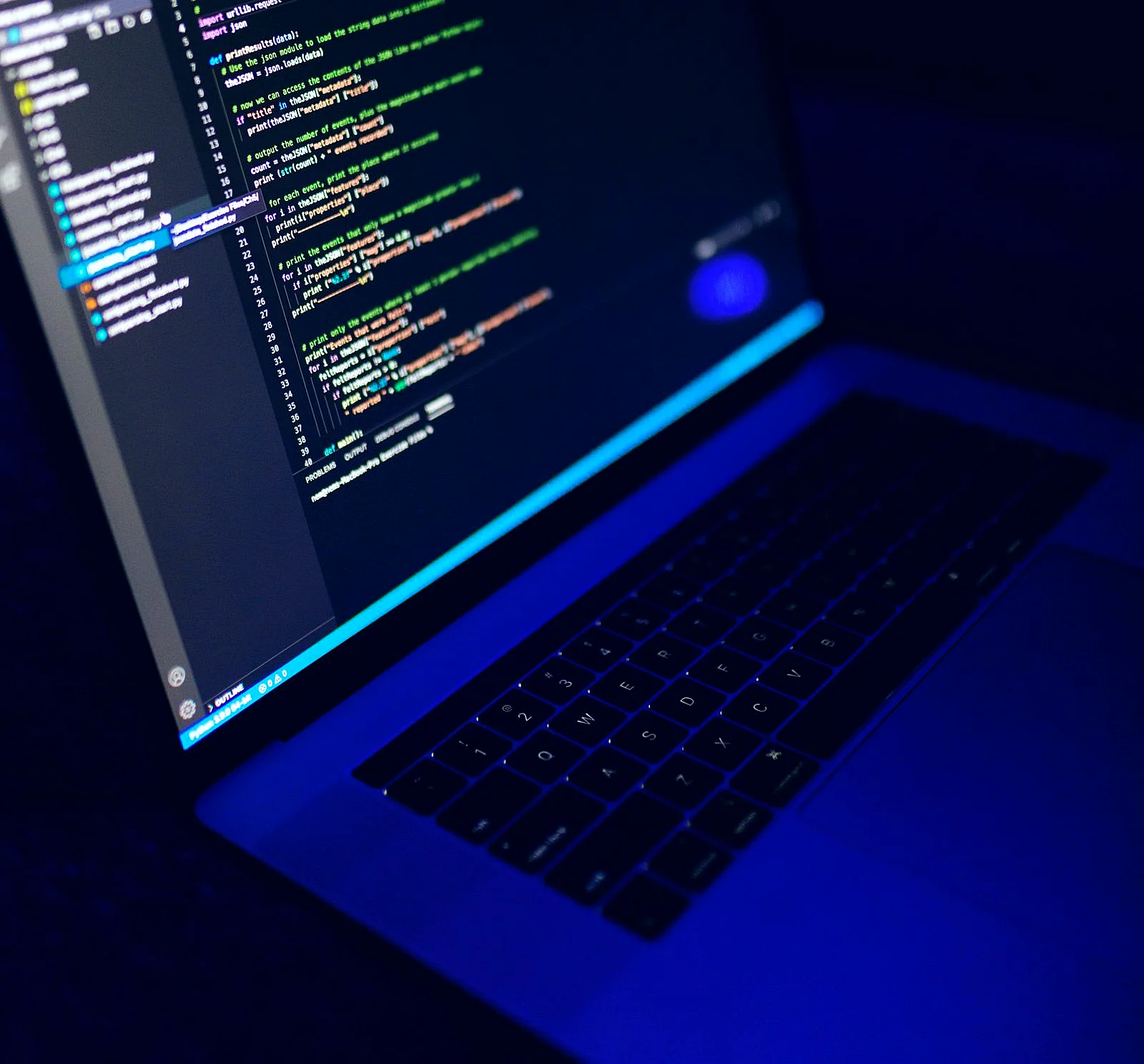 Laptops empresariales sobre un escritorio de oficina