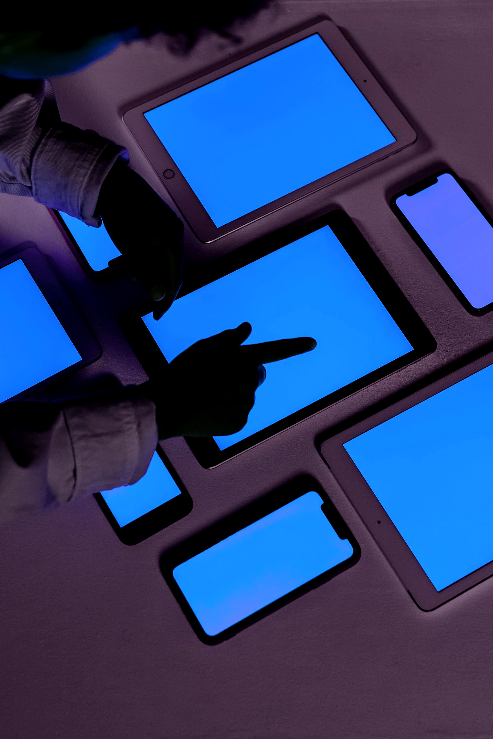 Tablets con las pantallas encendidas sobre una mesa